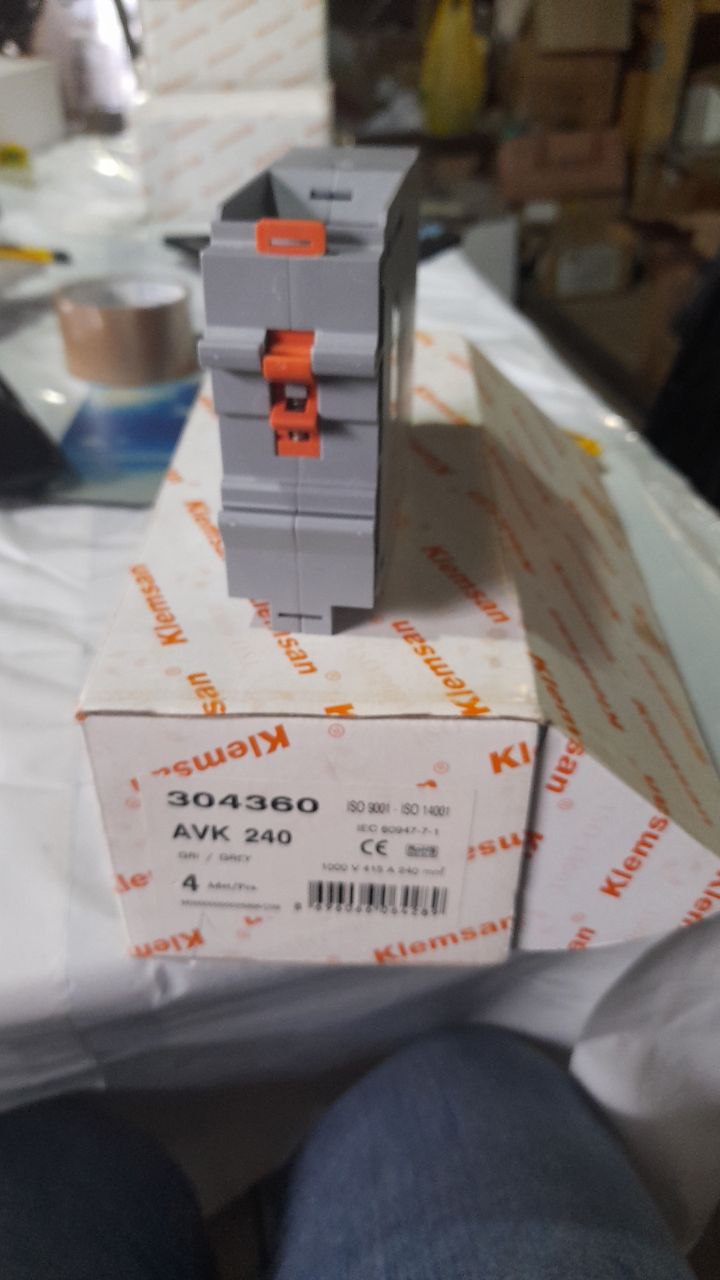 304360