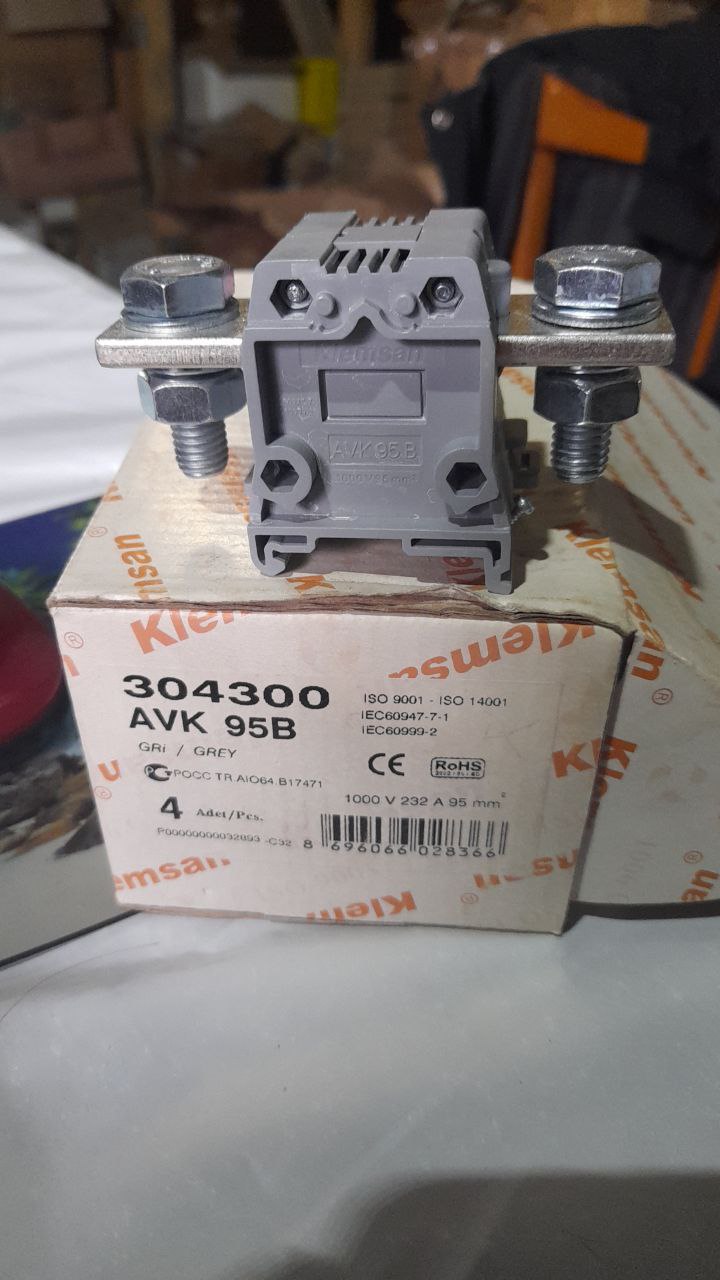 304300